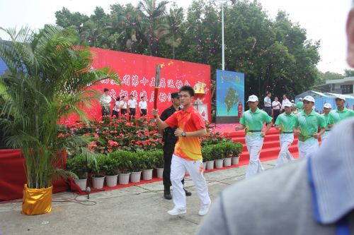 第一棒火炬手是世界武术冠军黄颖祺