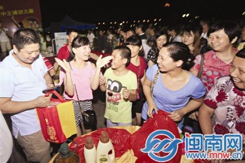 海都博饼总能给市民带来欢笑和实惠（8月27日，长泰站）