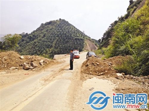 执法人员称，国道用土堵路，但仍被打开通车