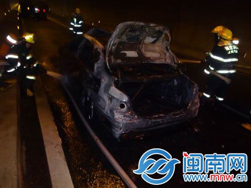 小车在隧道内自燃，消防扑救