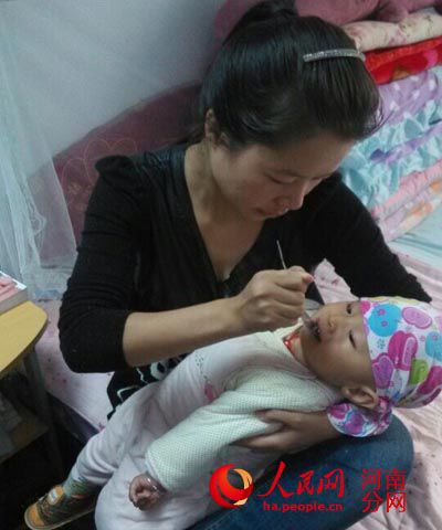 心悦在给糖糖喂药