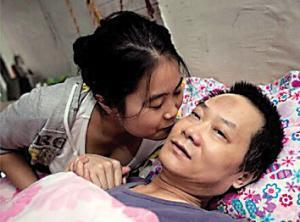 重庆忠县90后女孩陈玉洁背瘫痪父亲打工11年