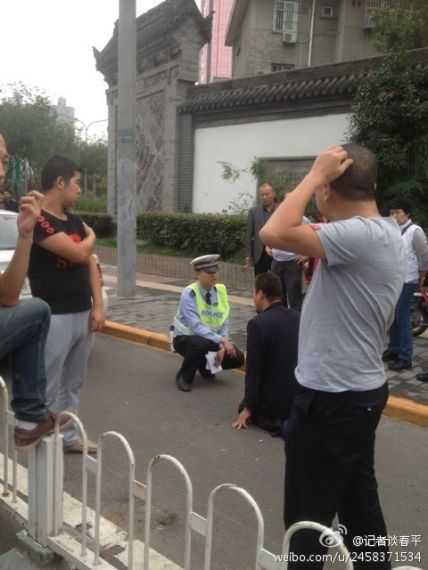 西安朱雀大街残疾人摩的司机向交警下跪现场图片