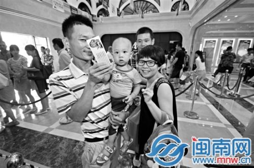 这位女士博到桌状元，不忘和家人来张合照
