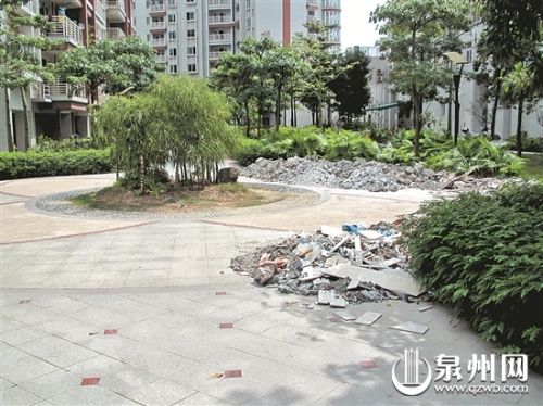 小区随处可见装修垃圾