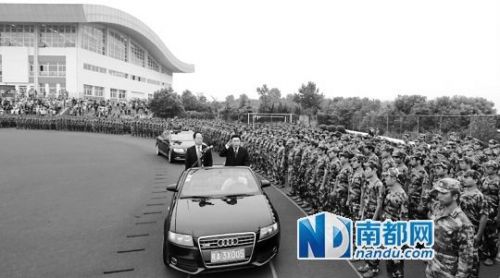 校长乘敞篷车阅兵照片被删 回应:网友太当回事