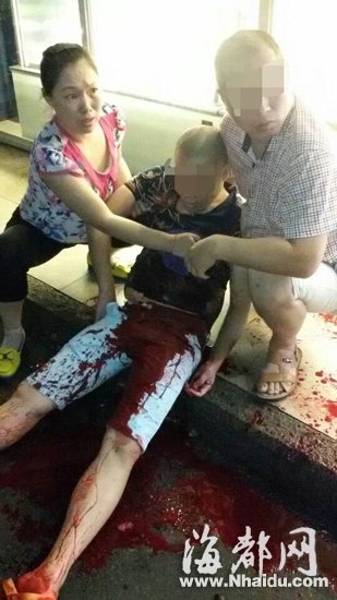 男子被捅，两人在照料伤者(视频截图)