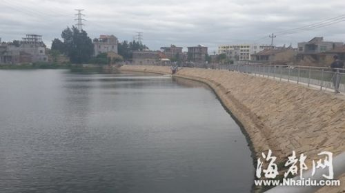 水库沿村道的部分安装了护栏，周围没有警示牌