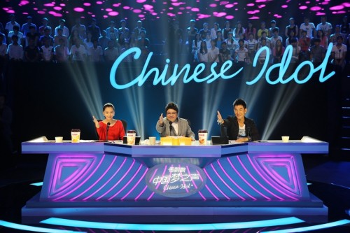 韩红、任贤齐、徐若瑄三位导师的大合影