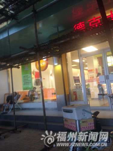 这家餐饮店招牌还写着“德克士”，门口送餐电动车也贴着“德克士”字样。
