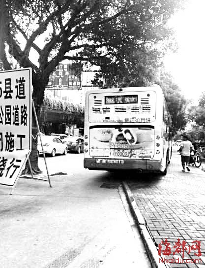 公交车直接开上人行道（网友供图）