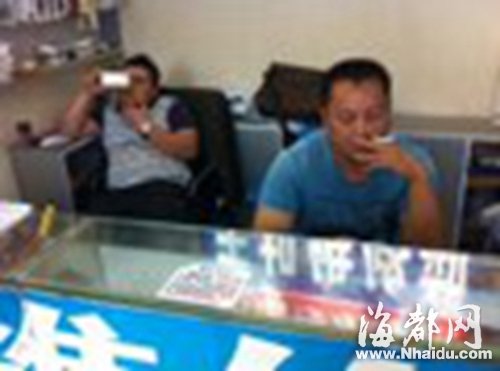 画面右侧男子，就是记者暗访时强行扣留记者手机的和记维修店店员林某