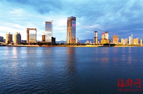 昨日傍晚，拍客在福州南江滨拍摄到的城市景观，夕阳把福州江滨高楼大厦建筑群点缀
