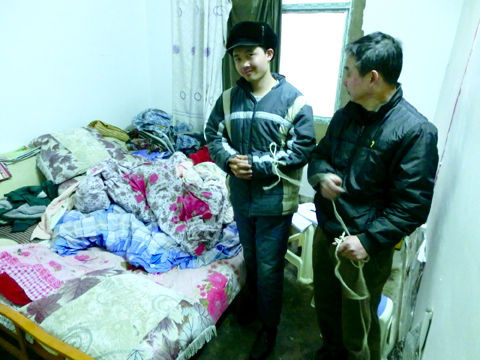 陈景云带孩子出门总用绳子牵着,以防孩子伤害他人