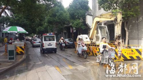 虽名为“巷”，实际是一条较宽的道路，昨日的施工已被警方叫停，但施工车辆、施工材料仍然留在路边