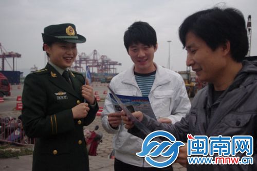 爱心妈妈王雪茹在工作的港口进行边检安全防范宣传