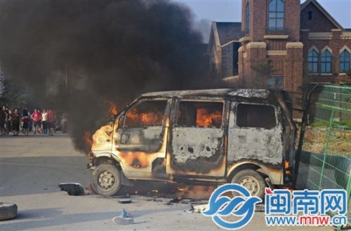 面包车很快陷入大火包围，被烧成骨架