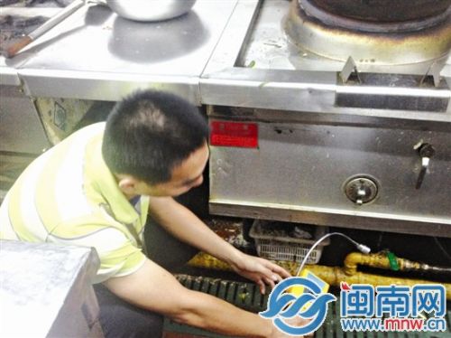 检测人员检测管道是否漏气