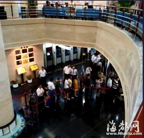 福州湖东路一银行挤满来抢兑的人(微博图)