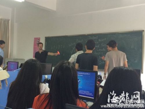 外教Mike与学生互动