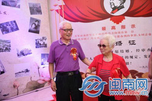 高竹玉和张翠英走进金婚年，老两口对个眼就已默契地手挽手了
