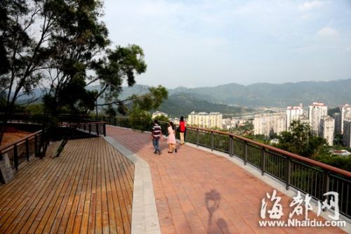 在金鸡山公园栈道上可俯瞰榕城美景