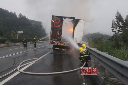消防官兵紧急扑救着火货车