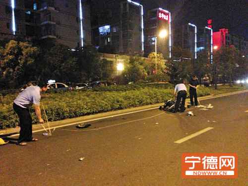 民警勘查现场。