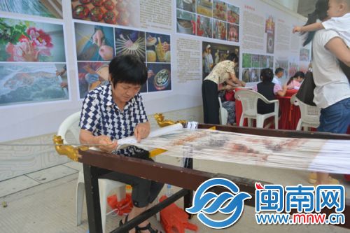 市民学习制作永春纸织画