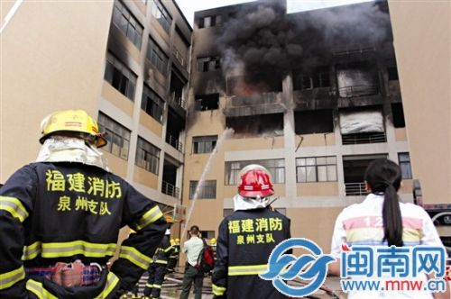 火势凶猛，共出动55名消防官兵参与灭火