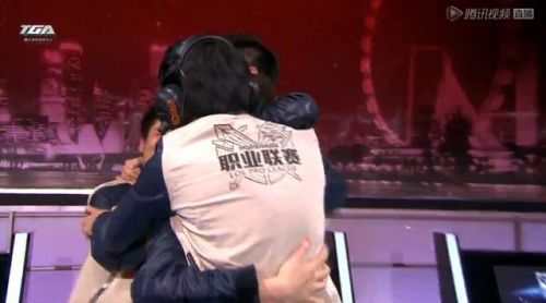 LOLS4总决赛CD小组赛开幕 OMG绝地翻盘FN