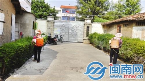 涵江鲸山村民在校门口喷灭蚊药水