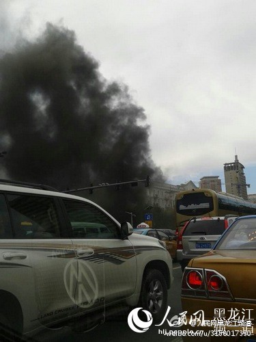 哈尔滨市南岗区中山路与革新街交口地下管道起火