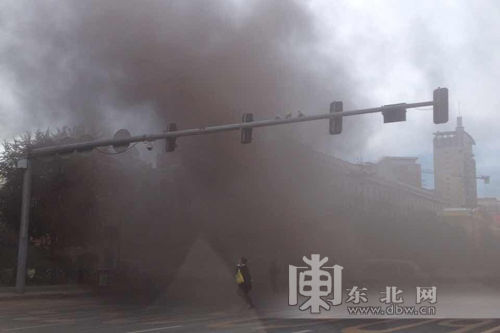 哈尔滨中山路一道路施工工地发生火灾 