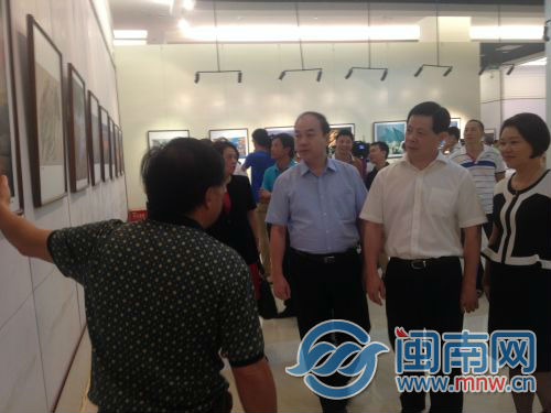 到场的领导与嘉宾参展作品展