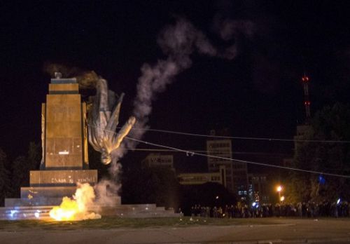 乌克兰最大列宁雕像被拆毁 多座城市举行反战