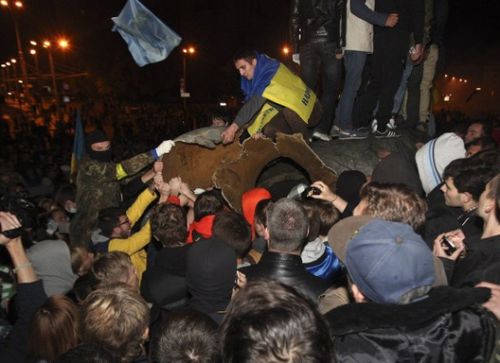 乌克兰最大列宁雕像被拆毁 多座城市举行反战