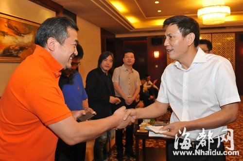 欧宗荣(右)在家乡莆田会见客商代表