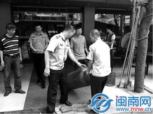 执法人员查扣非法渠道获得的50公斤装液化气罐