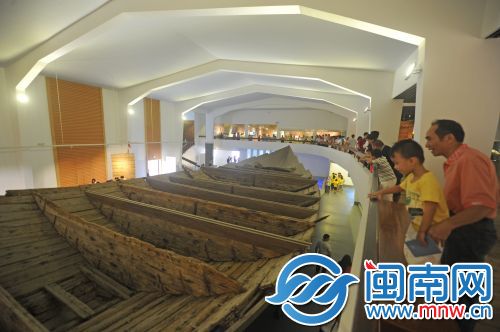 泉州湾古船陈列馆昨日重新开馆，很多市民来参观这艘国宝级文物