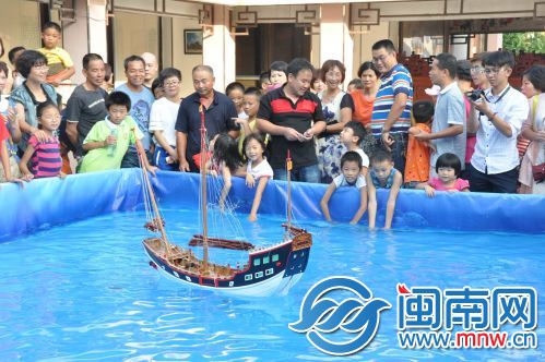 这艘小小的船模表演，让孩子们很好奇