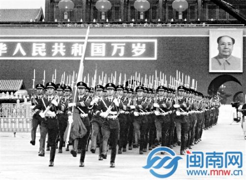 国旗护卫队战士护送国旗走向天安门广场