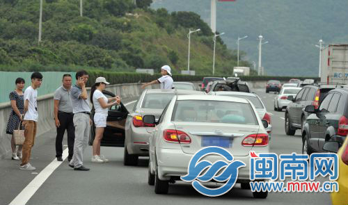 泉三高速车流量大，一发生追尾就导致车辆滞留