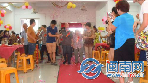 金婚老人走红地毯