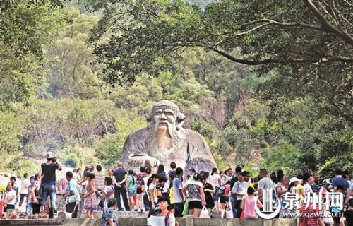昨日，许多游客来到清源山老君岩参观游玩。 （陈小阳 摄）