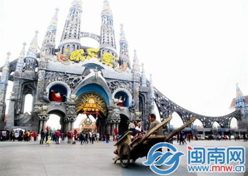 张金宝推板车带母亲到游乐场过“十一”