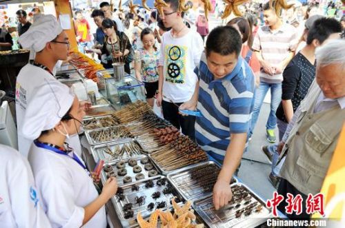 成都国际美食旅游节上的&ldquo;昆虫大餐&rdquo;。　安源　摄