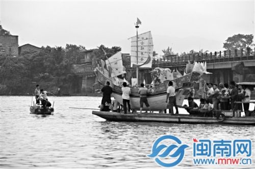 巨型“王船”昨乘船离岸，驶向外海