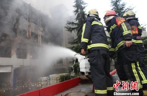 浙江义乌一塑料制品厂着火 圣诞用品付之一炬(图)