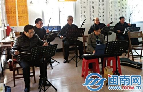 泉淮社区民乐团的老人正在练习演奏